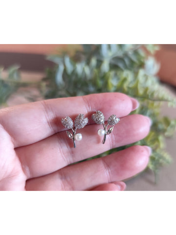 Brinco Flor de Tulipa com Micro Zircônias Pérola